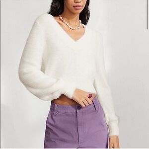 LAST CALL) 
EUC Nordstrom HALOGEN Fuzzy White Women's Cozy Soft V-Neck Sweater